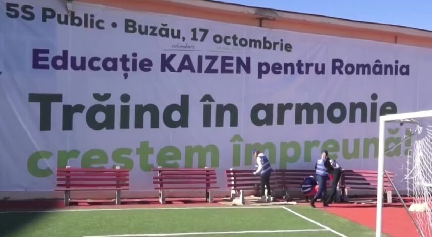 Educație japoneză. Elevii, părinții și profesorii au curățat împreună o școală din Buzău.