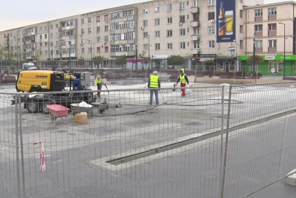 Curățenie pe platou. Dalele din Piața Daciei sunt curățate prin sablare