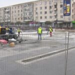 Curățenie pe platou. Dalele din Piața Daciei sunt curățate prin sablare