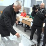 Constantin Toma, vot la prima oră. Alături de edilul Buzăului a votat și medicul Carmen Orban