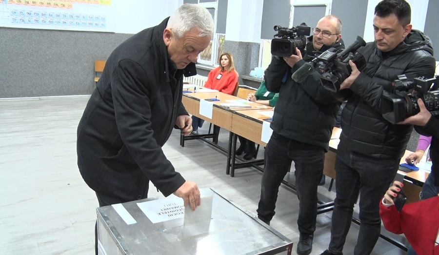 Constantin Toma, vot la prima oră. Alături de edilul Buzăului a votat și medicul Carmen Orban