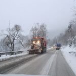 Nordul județului Buzău, sub zăpadă. Drumarii au intervenit, încă din zori, pe DN 10 Buzău - Brașov