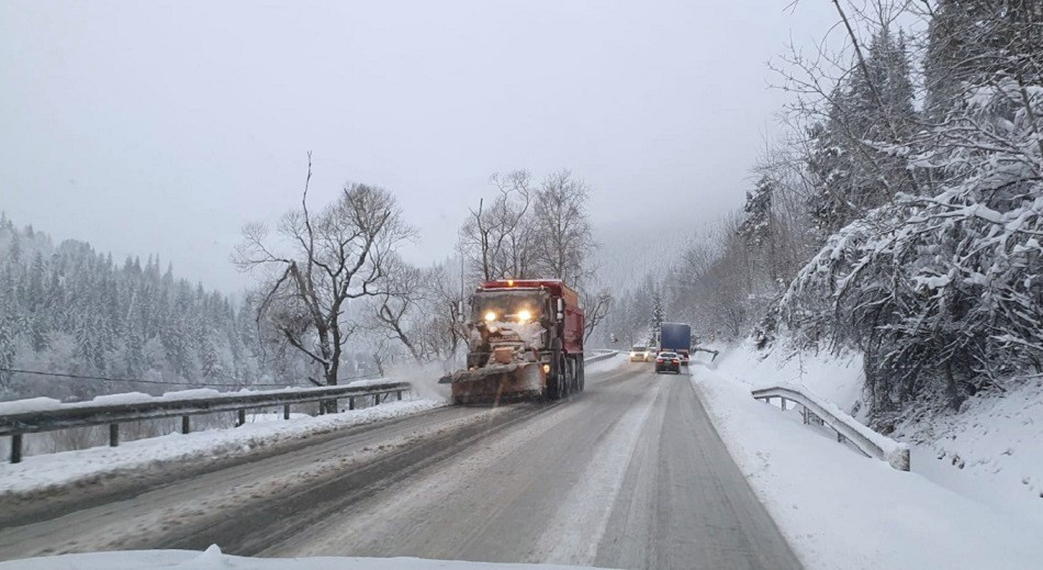 Nordul județului Buzău, sub zăpadă. Drumarii au intervenit, încă din zori, pe DN 10 Buzău – Brașov