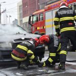 Incendiu în centrul Buzăului. O mașină a luat foc lângă sediul ANAF
