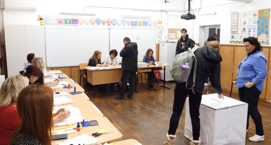 Pregătiri în toi pentru Alegerile Parlamentare. Se numără buletinele de vot ce vor fi distribuite către secții
