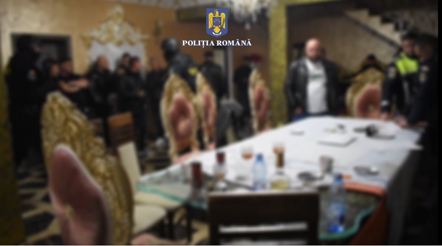 Partidă de poker, „spartă” de mascați. Descindere a Poliției făcută „la pont”, în vila unui interlop