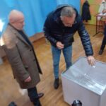 Lucian Romașcanu, votant matinal. Președintele CJ, însoțit de mai mulți colegi din partid