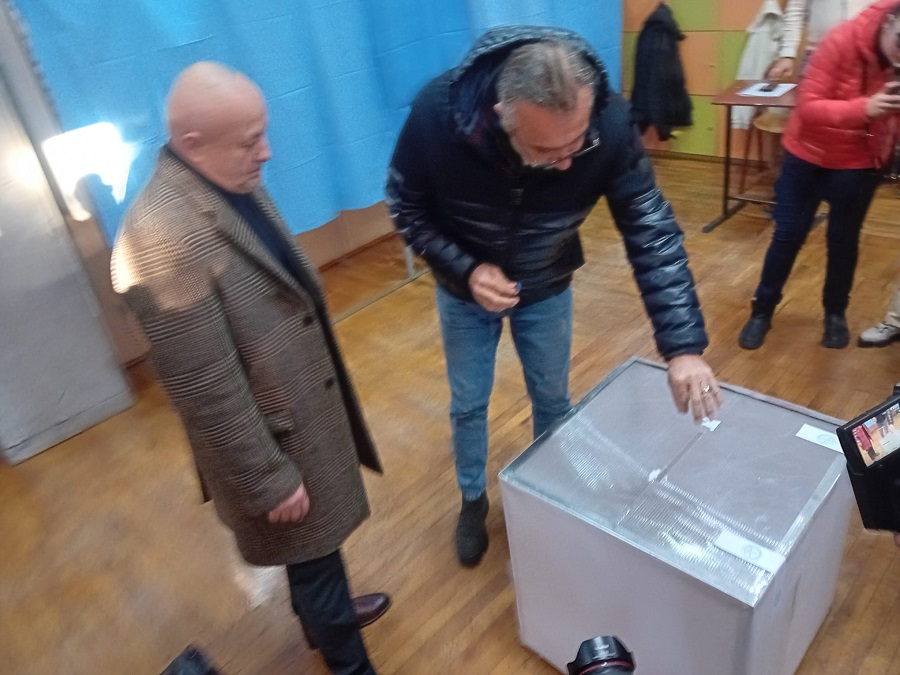 Lucian Romașcanu, votant matinal. Președintele CJ, însoțit de mai mulți colegi din partid