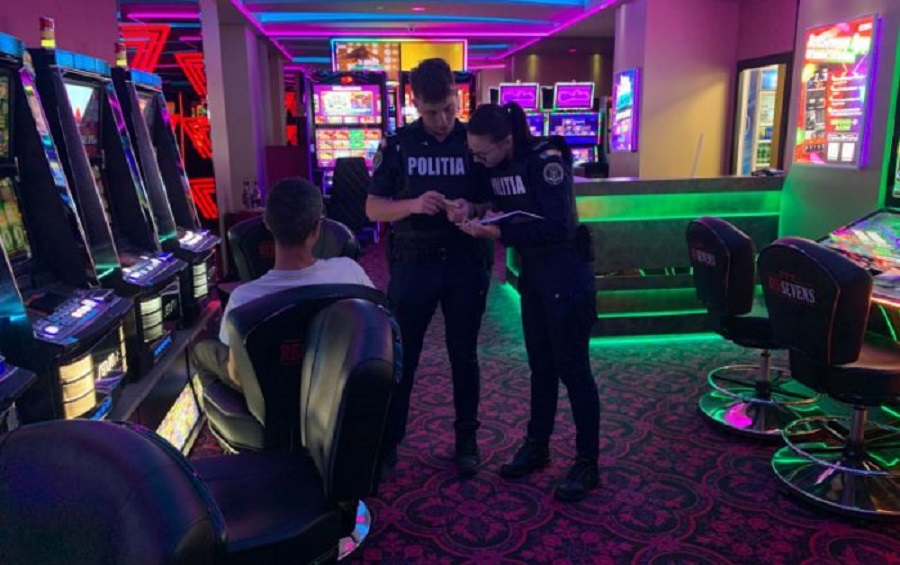 Inițiativă care schimbă „legea păcănelelor”. Tinerii sub 21 de ani vor avea interzis în sălile cu jocuri de noroc