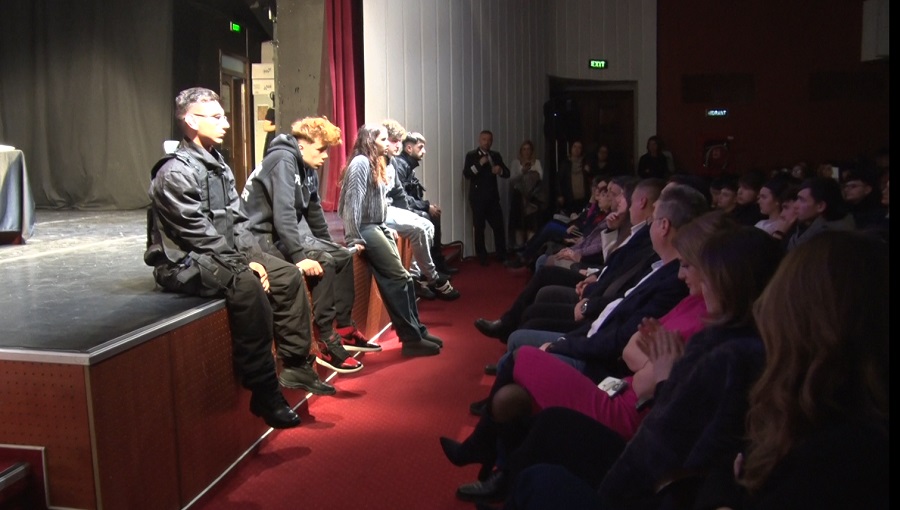 Spectacol manifest, pus în scenă de elevii de la Arte. „Niciodată Târziu”, premieră cu sala plină la Teatrul „G. Ciprian”