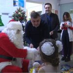 Moș Crăciun, popas la Spitalul Județean. Încărcat cu daruri pentru copii și însoțit de colindători