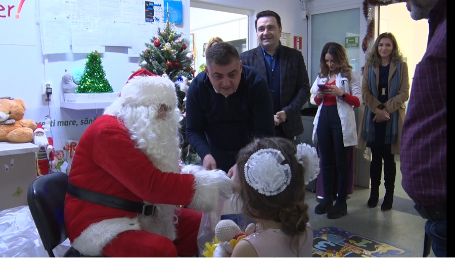 Moș Crăciun, popas la Spitalul Județean. Încărcat cu daruri pentru copii și însoțit de colindători