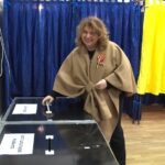 Medicul Carmen Orban a votat la Merei. A fost însoțită la urne de Adrian Petre, vicepreședintele CJ Buzău