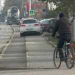 Pericol pentru bicicliști, pe DJ 203K. Preferă să circule pe carosabil