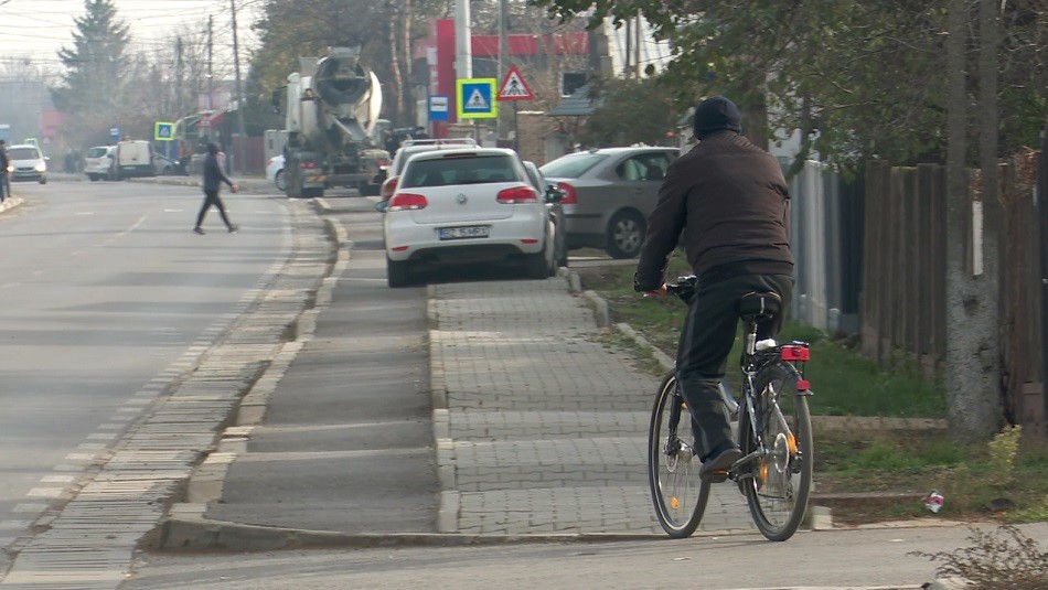 Pericol pentru bicicliști, pe DJ 203K. Preferă să circule pe carosabil