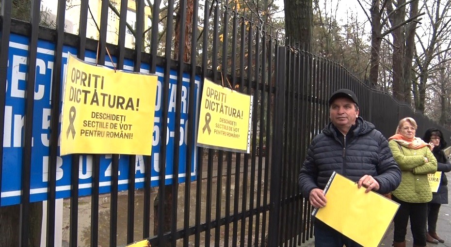 Lumânări aprinse la secțiile de votare. În semn de protest pentru anularea alegerilor