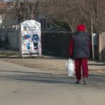 Gata cu aruncatul hainelor la gunoi! Oamenii de la oraș, dar și de la sat, nevoiți să recicleze și textilele