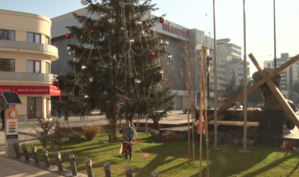 S-au încheiat Sărbătorile. Se strâng steagurile și iluminatul festiv din oraș
