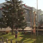 S-au încheiat Sărbătorile. Se strâng steagurile și iluminatul festiv din oraș