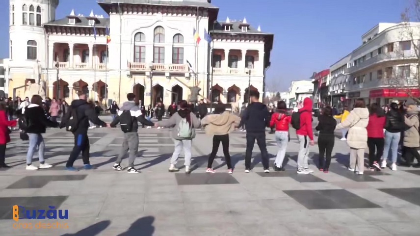 Hora Unirii în avans. Ieri s-a sărbătorit Mica Unire în Piața Daciei