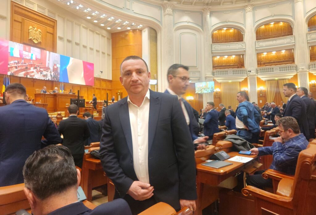(VIDEO) Deputatul USR de Buzău, Marius Alecsandru, prima declarație în plen: Ciolacu, taxele și Energia Verde!