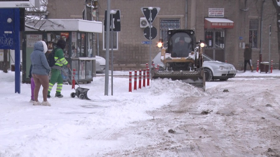 Prima zăpadă. Prin oraș se circulă în condiții de iarnă
