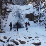 Peisaj spectaculos în Munții Buzăului. Sute de turiști la Cascada Pruncea, înghețată aproape complet