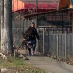 Paradoxul Caragele. Localnicii stau pe un uriaș zăcământ de gaze dar se încălzesc cu lemne