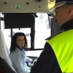 Oprite în trafic! Zeci de șoferițe au fost „amendate” cu flori și mărțișoare