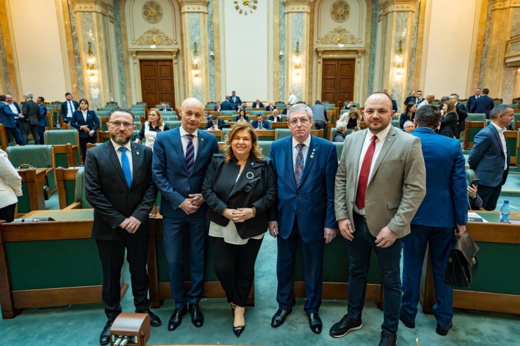 (FOTO) Senatorul buzoian prof. univ. dr. Carmen Orban, alături de colegii săi medici din Senat, într-un gest simbolic de Ziua Mondială a Sănătății