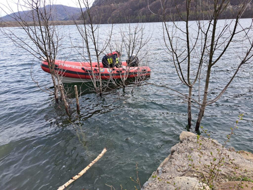 (UPDATE/VIDEO/FOTO) Pompier buzoian căutat de colegi în lacul Siriu. Două persoane s-au salvat, după ce s-au răsturnat cu hidrobicicleta