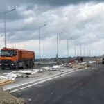 Lucrări avansate la podul de la Vadu Pașii. Muncitorii de la UMB finalizează ultimul strat de asfalt