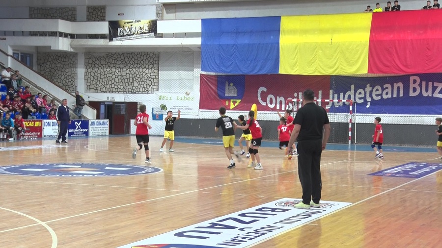 Turneu de minihandbal la Sala Sporturilor. Au participat peste 170 de copii