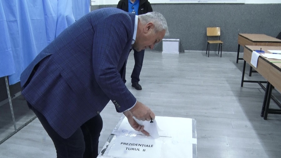 Un vot de la Primar. Constantin Toma și-a exercitat dreptul de a alege. Un alegător: Ne-aţi bulversat!
