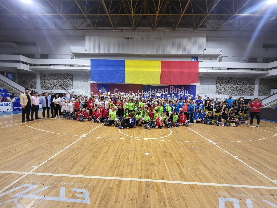 Festival de minihandbal, pe 1 iunie. Peste 200 de copii s-au jucat și au fost premiați