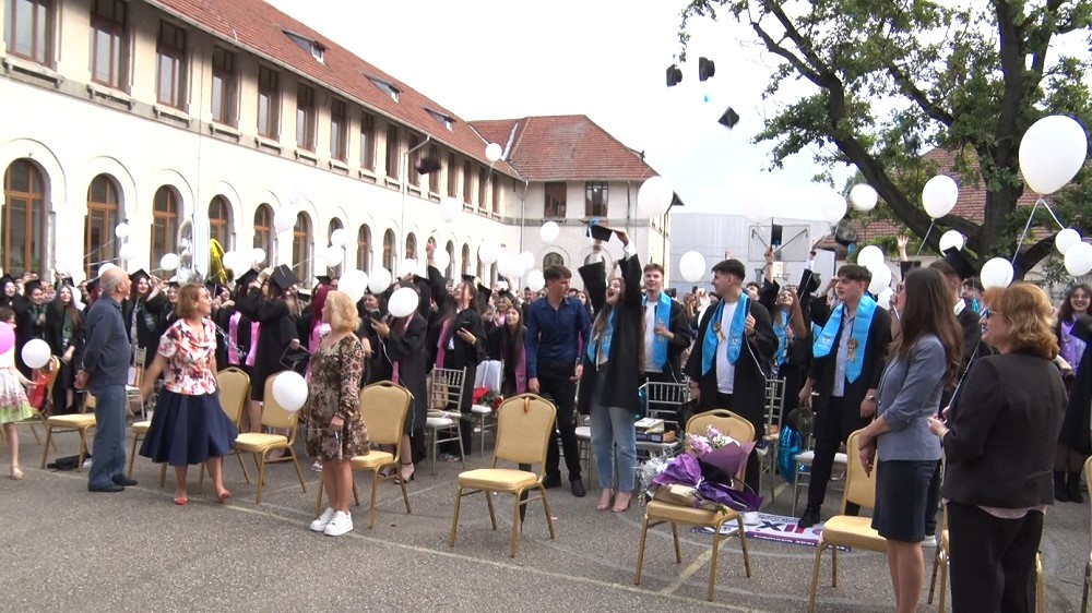 „Zbor lin și viitor luminos!” Festivitate emoționantă de absolvire la Colegiul Pedagogic