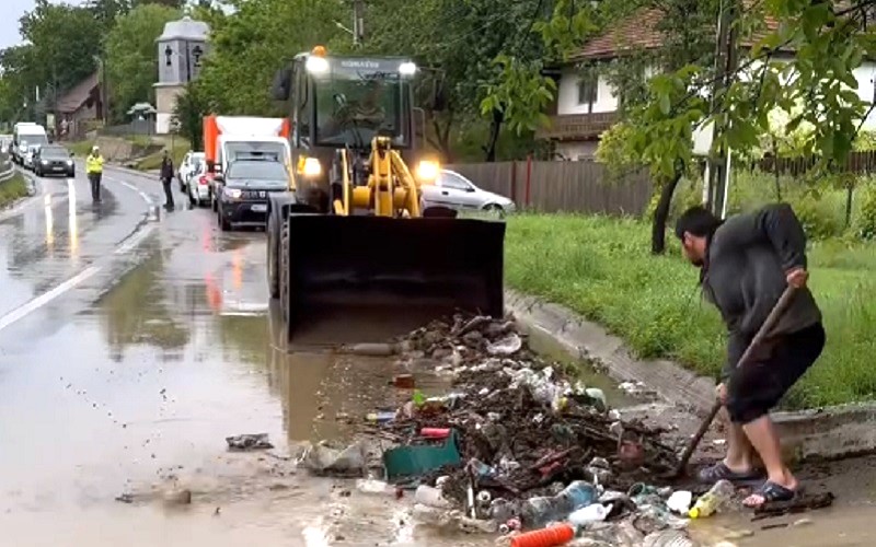 Probleme după o ploaie torențială. DN10, acoperit cu aluviuni și deșeuri, în zona Măgura