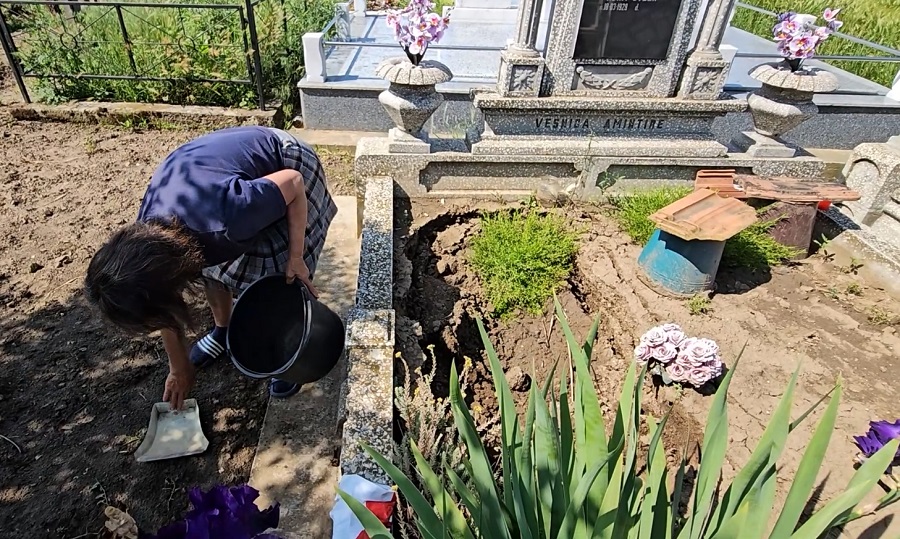 Un alt efect al ploilor de săptămâna trecută. Morminte surpate și cratere adânci, în cimitirele din județ
