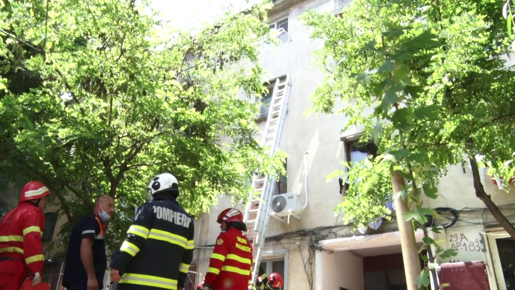 Incendiu, în micro XIV. Mai mulți locatari au fost evacuați de pompieri