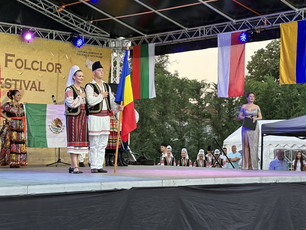 Festivalul “Plaiurile Mioriței” deschis de o paradă a costumelor. Ansambluri din Mexic, Columbia sau România, pe aceeași scenă