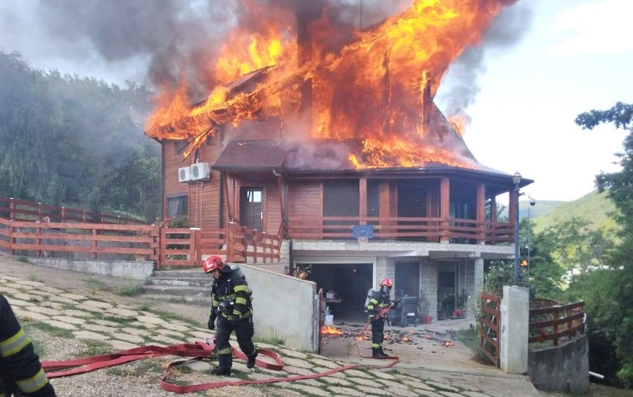 Incendiu la Sărata Monteoru. A ars o vilă aflată în zona împădurită a stațiunii