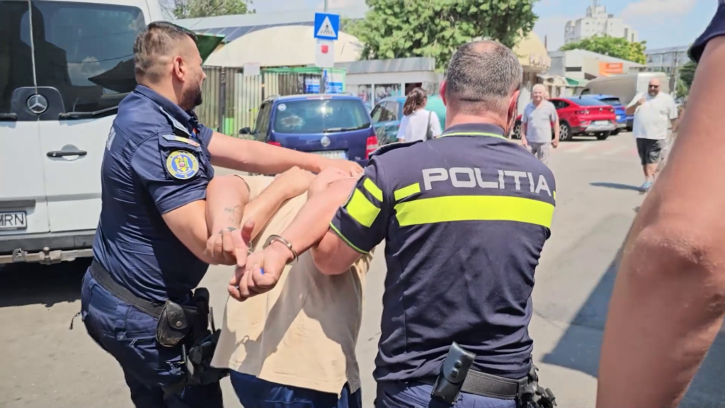 Înjunghiat în miezul zilei. Un tânăr a ajuns la spital, după un conflict la Piața Centrală