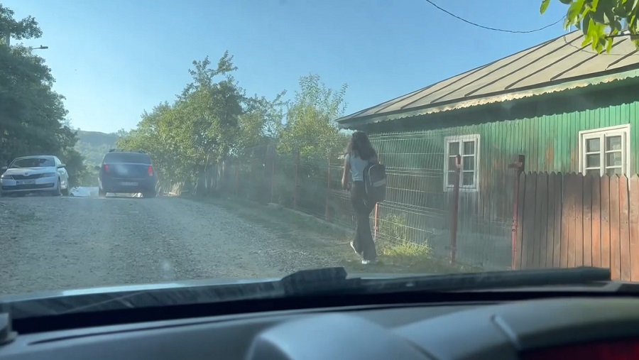 Situație nedorită în noul an școlar. Cinci copii din satul Pleși, nevoiți să parcurgă 7 km până la şcoală