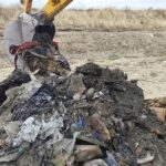 O adevărată „bombă” de mediu. Tone de gunoaie îngropate sub pământ, la Mărăcineni