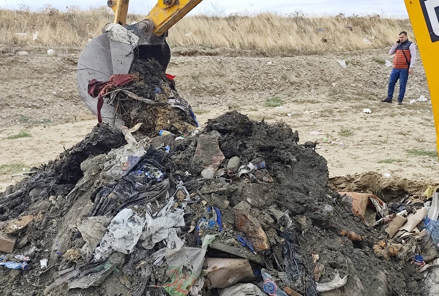 O adevărată „bombă” de mediu. Tone de gunoaie îngropate sub pământ, la Mărăcineni