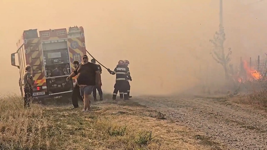 Incendiu de proporții. Fumul gros s-a putut observa de la mare distanță