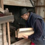 Lemnele de foc, tot mai scumpe. Se anunță o iarnă grea pentru oamenii cu venituri mici
