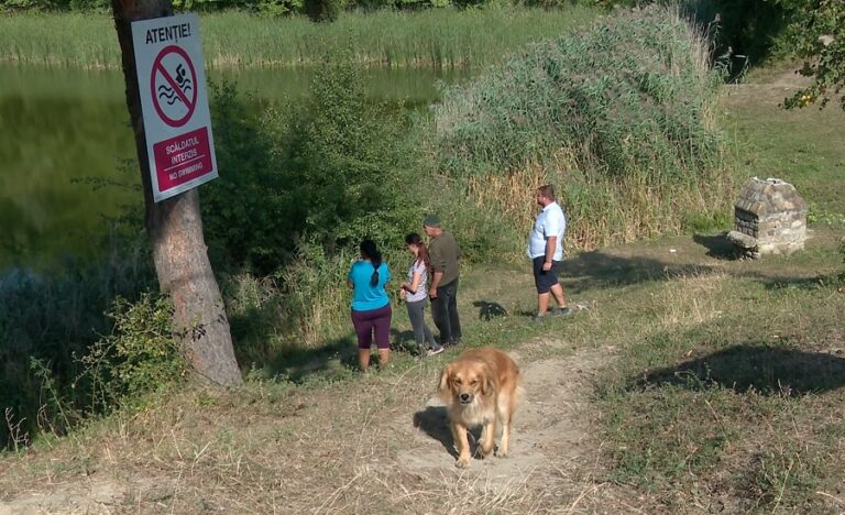 Situație tensionată la Mânzălești. Zeci de localnici au făcut scut în jurul Lacului Meledic