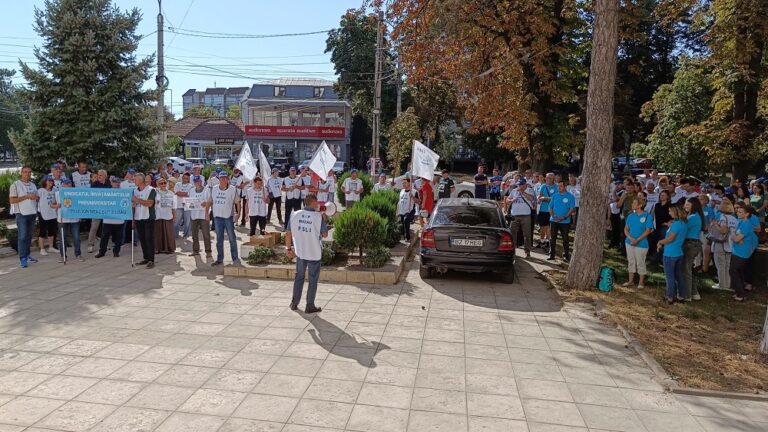 Profesori revoltați. Aproximativ 150 de sindicaliști au protestat în fața Prefecturii Buzău