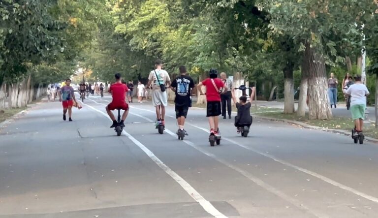 Trotinetiștii, tot mai detestați în trafic. Constituie pericol atât pentru șoferi, cât și pentru pietoni